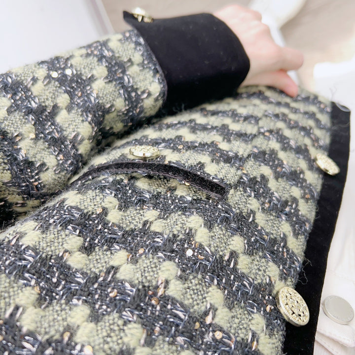 Dame elegant Boucle-jakke med dekorative knapdetaljer og klassisk snit Stilla