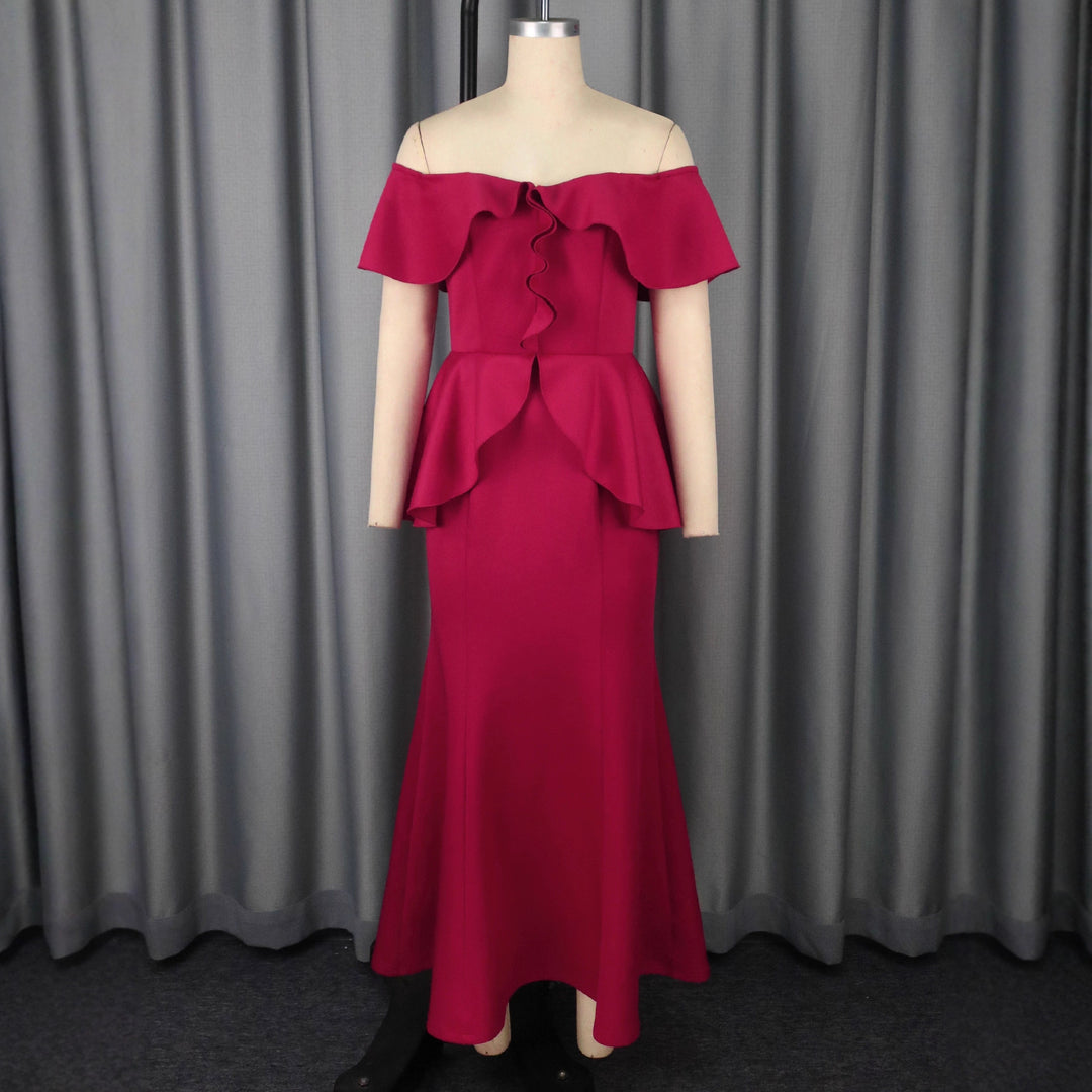 Dame elegant aftenkjole med skulderfri design og voluminøs kant Skovae