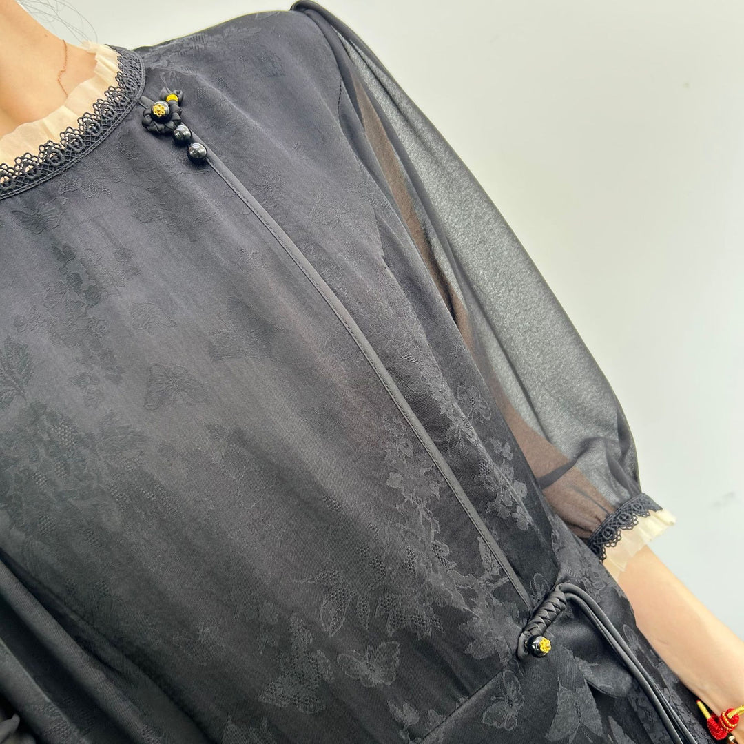 Dame midi kjole med transparente pufærmer og dekorativt bindebælte Stilla