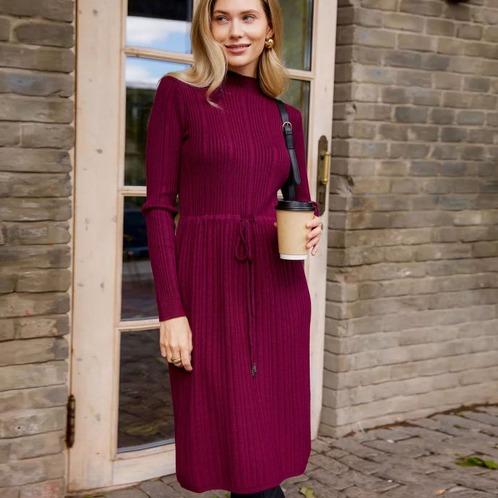 Dame strikkjole med taljebånd og elegant ståkrave Stilla