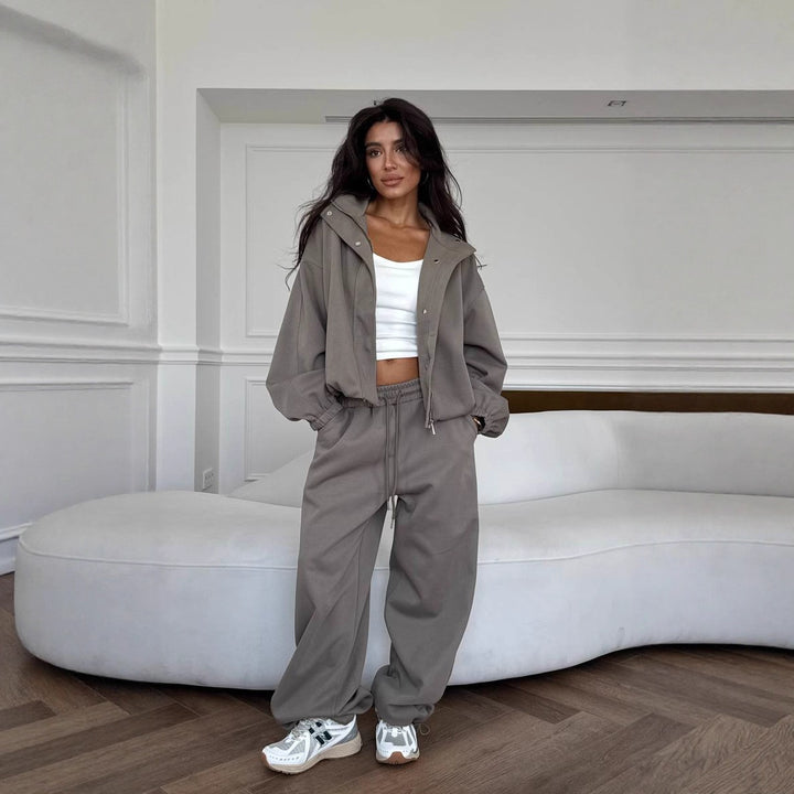 Kvinders afslappede sæt med kort hoodie og komfortable joggers Stilla