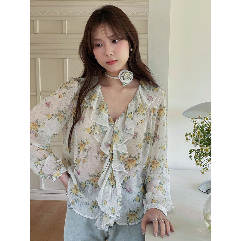 Dame rynket bluse med blomsterdesign og sarte detaljer Stilla