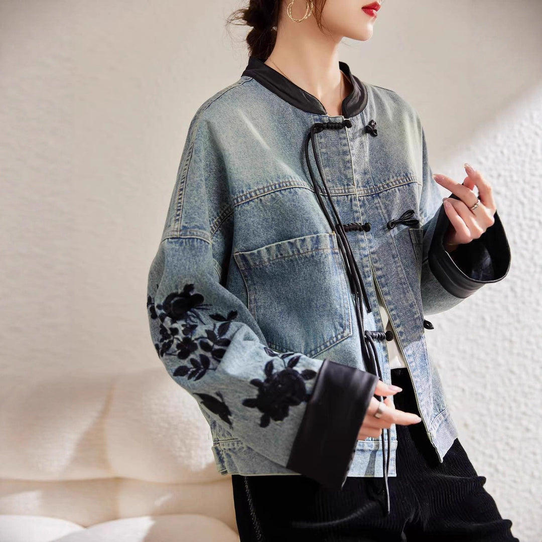 Kvindernes fashionable denimjakke med blomsterbroderi og elegante manchetter