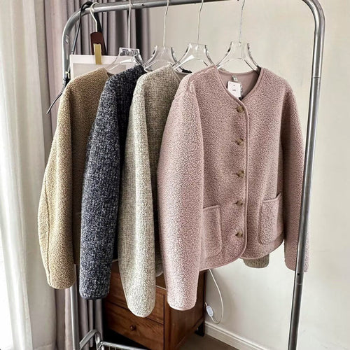 Dames moderigtige cardigan med knapdetaljer og praktiske lommer Stilla