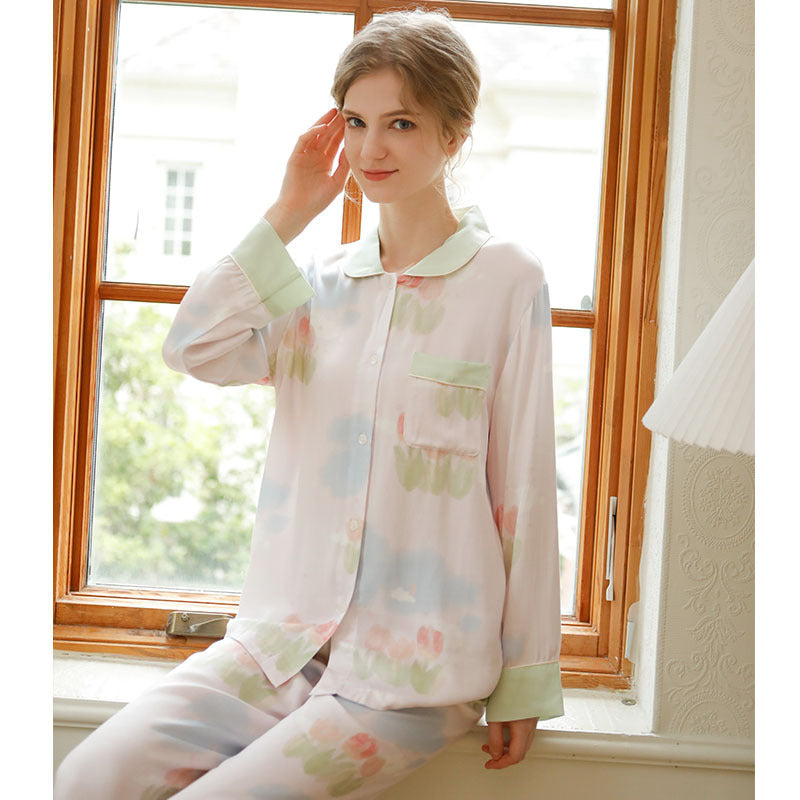 Dame Silke Pyjamas med delikat blomstertryck og elegante detaljer Stilla