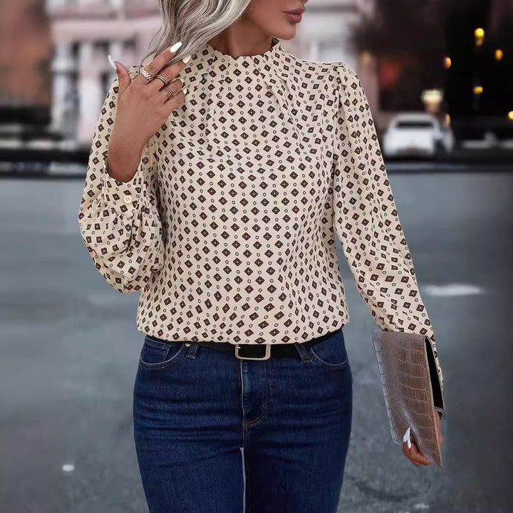 Damebluse med elegant spidsedetalje og blomstret design Stilla
