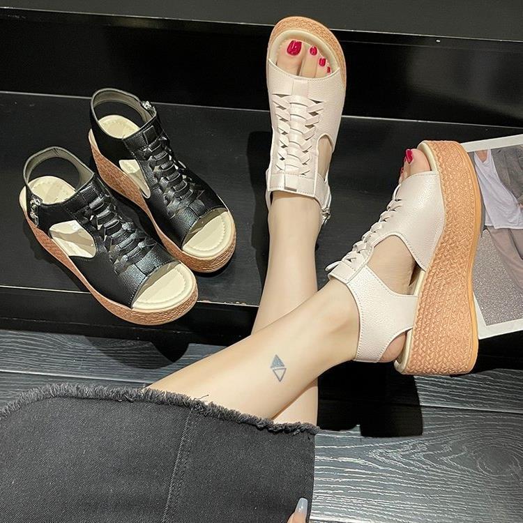 Dame wedge-sandaler med krydset remdesign og behagelig indersål Stilla