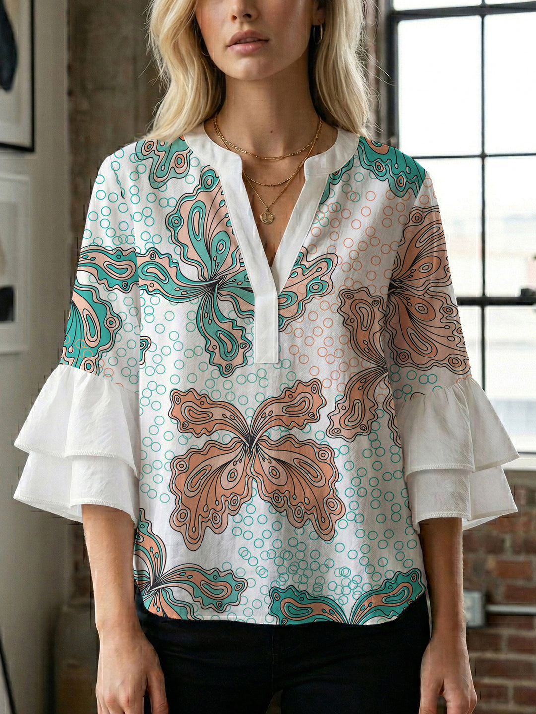 Dame bluse med voluminøse blondererm og kreativt floraldesign Skovae