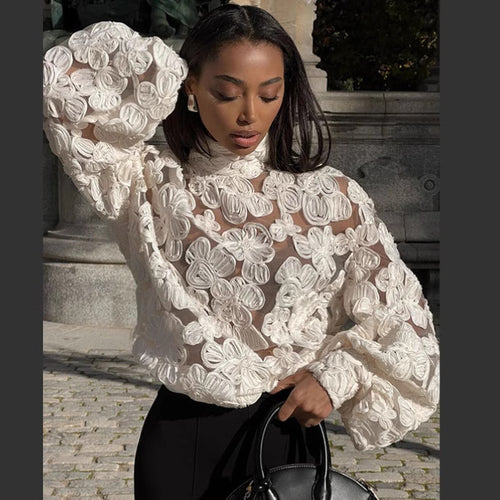 Damebluse med florale broderier og transparent design Stilla