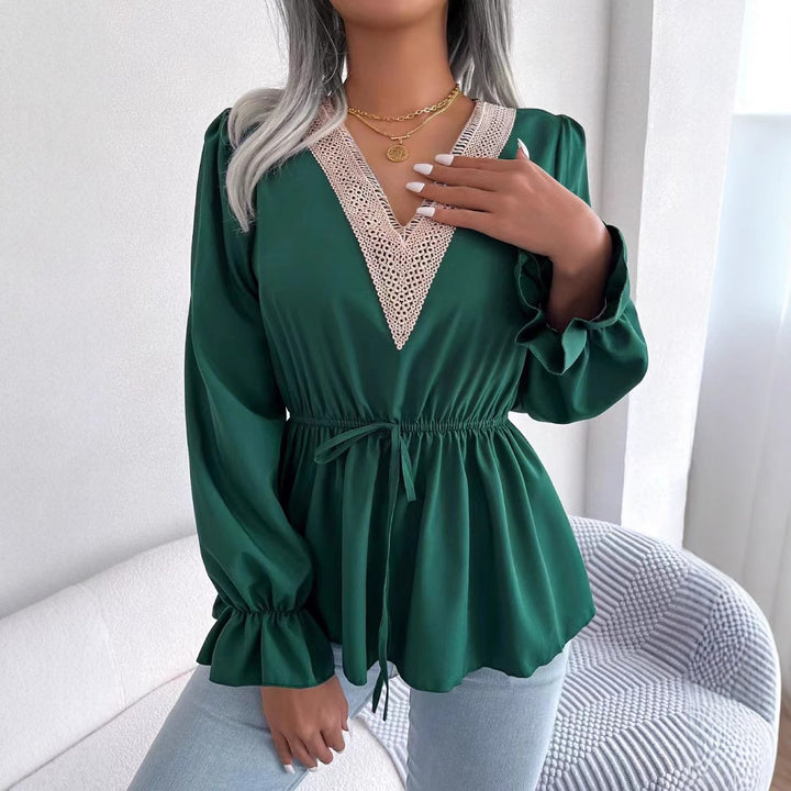 Dame elegant bluse med raffineret V-udskæring og volan detaljer Stilla
