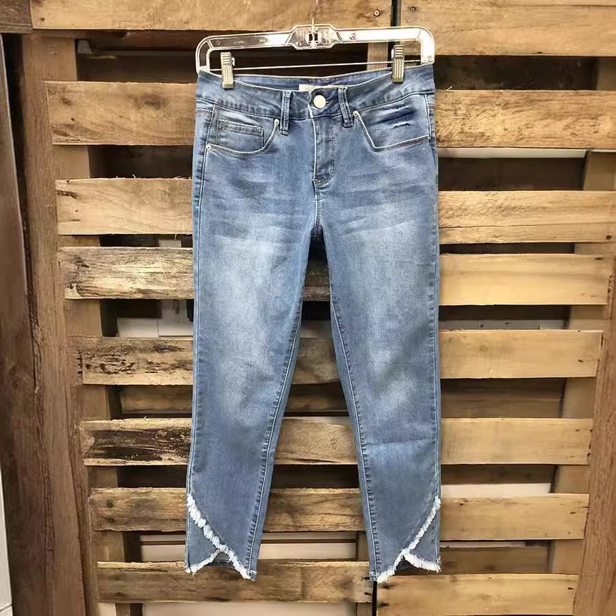Dame mode jeans med fransede kanter og figursyet design Stilla