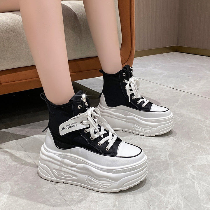 Dame højemodede plateau-sneakers med stilfuldt snøre-design og iøjnefaldende anhænger Stilla