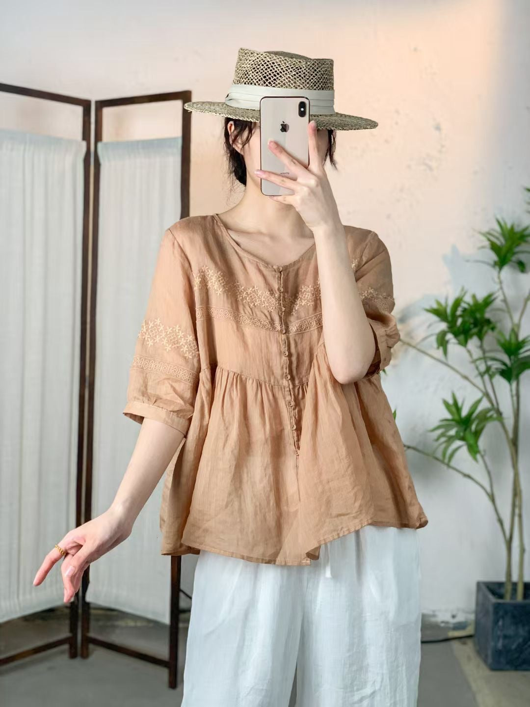 Femme Let knapåbning bluse med kompleks broderi Stilla