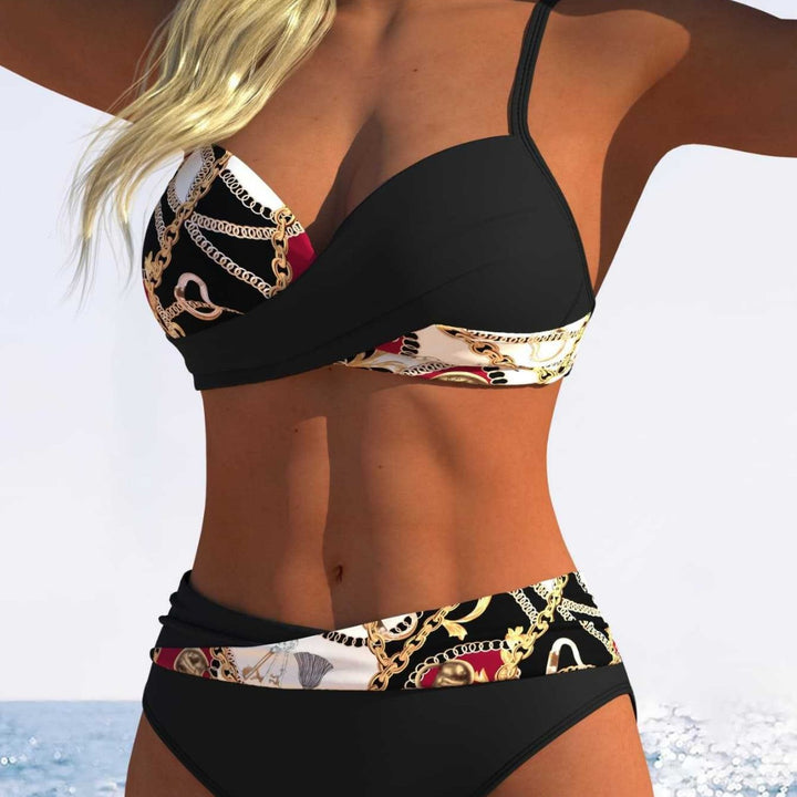 Dame bikini-sæt med moderigtig viklelook og smart kædemønster Skovae