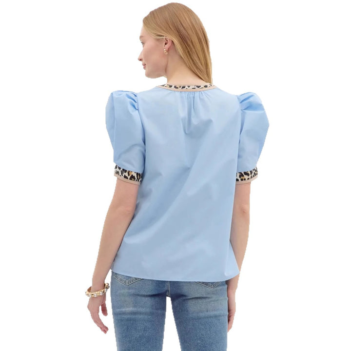 Damebluse med puffærmer og dyreagtige accenter Stilla