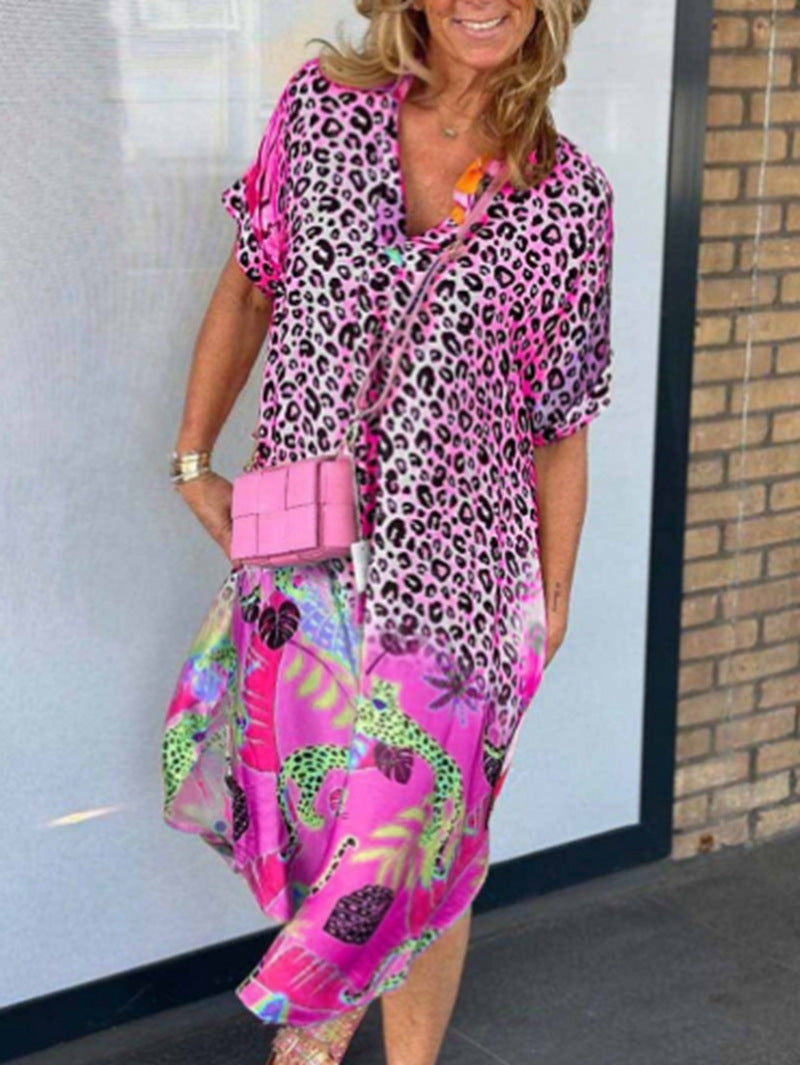 Dame med vid beskåret V-hals Midikjole med leopard- og tropemønster Skovae