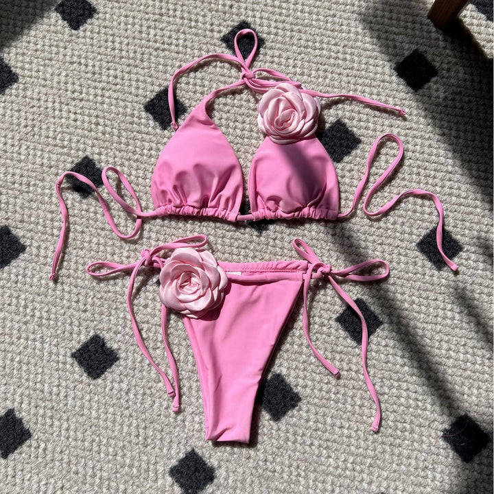 Damebikini med romantiske blomsterapplikationer Stilla