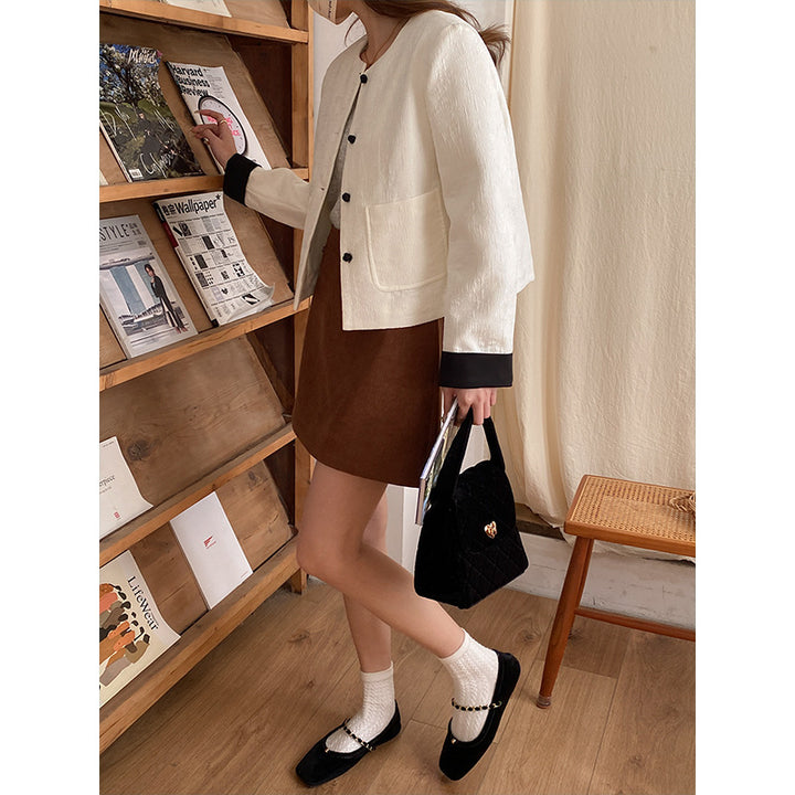 Damer elegant kort blazer med dekorative knapdetaljer Stilla