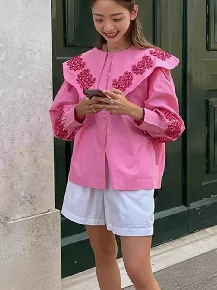 Damebluse med pragtfulde flæsedetaljer og blomstret broderidesign Stilla