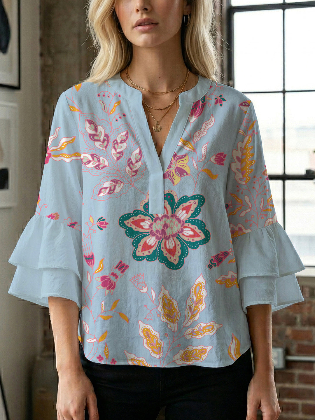Dame bluse med voluminøse blondererm og kreativt floraldesign Skovae