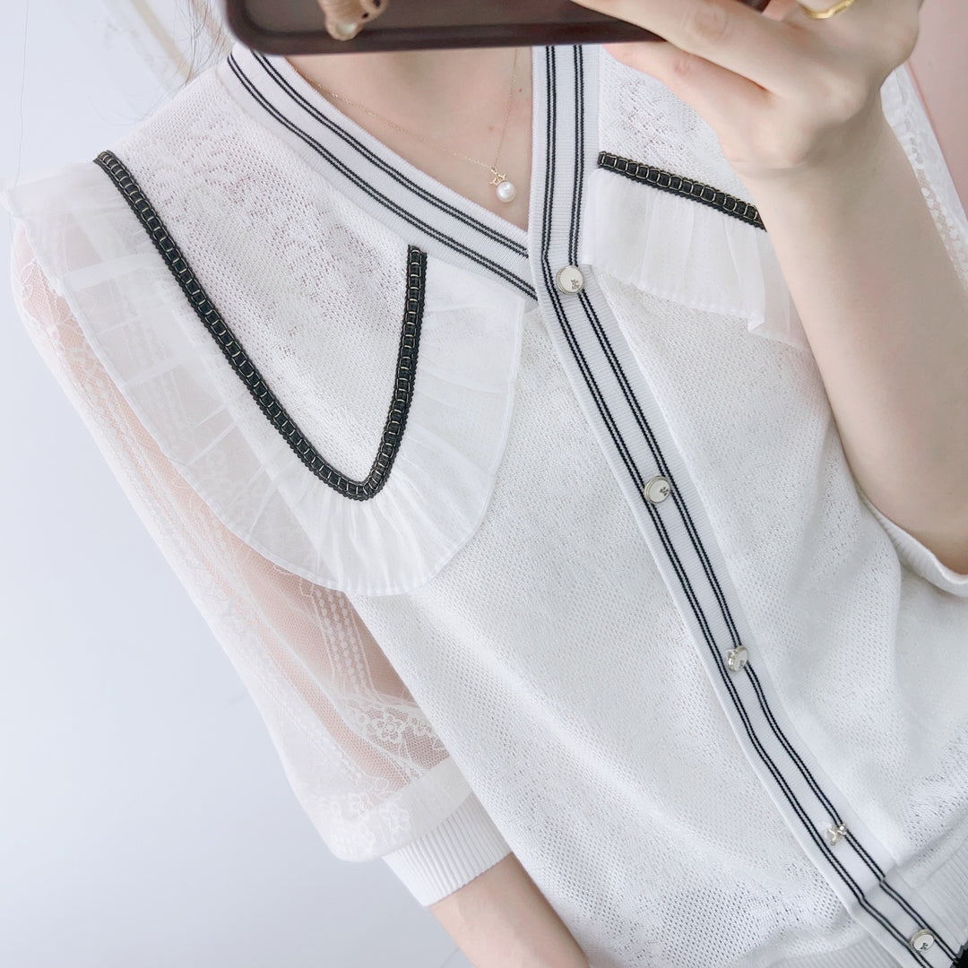 Damebluse med elegante flæsedetaljer og moderne knaplukning Stilla