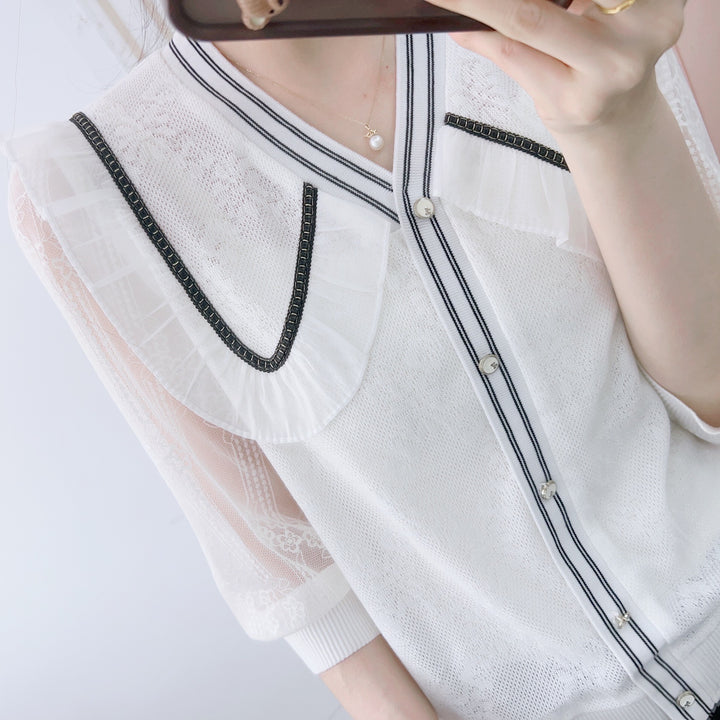 Damebluse med elegante flæsedetaljer og moderne knaplukning Stilla