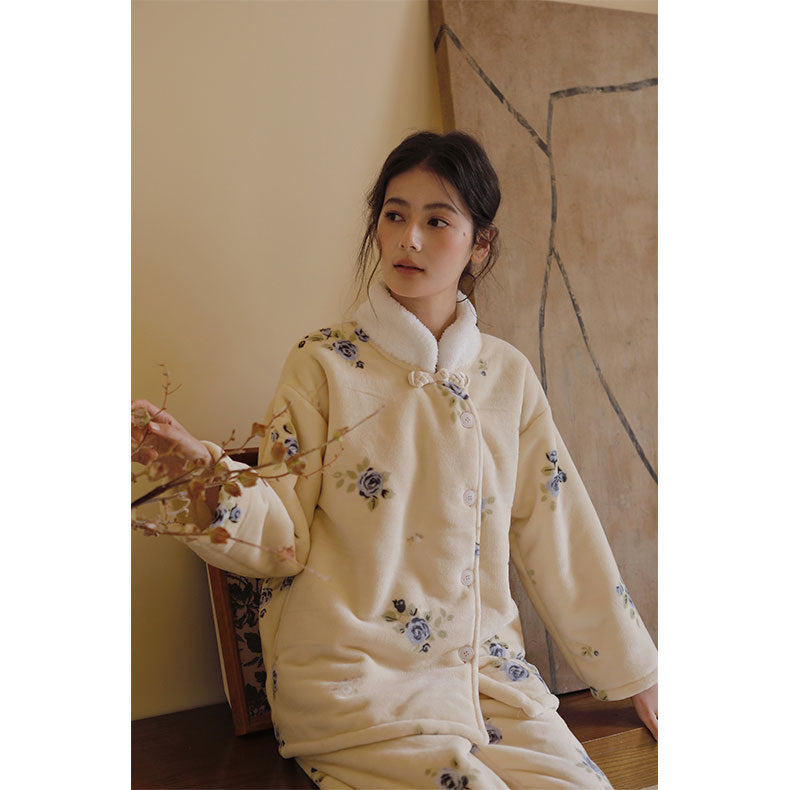 Dame pyjamasæt i blødt, varmt stof med blomsterdesign og praktiske lommer Stilla