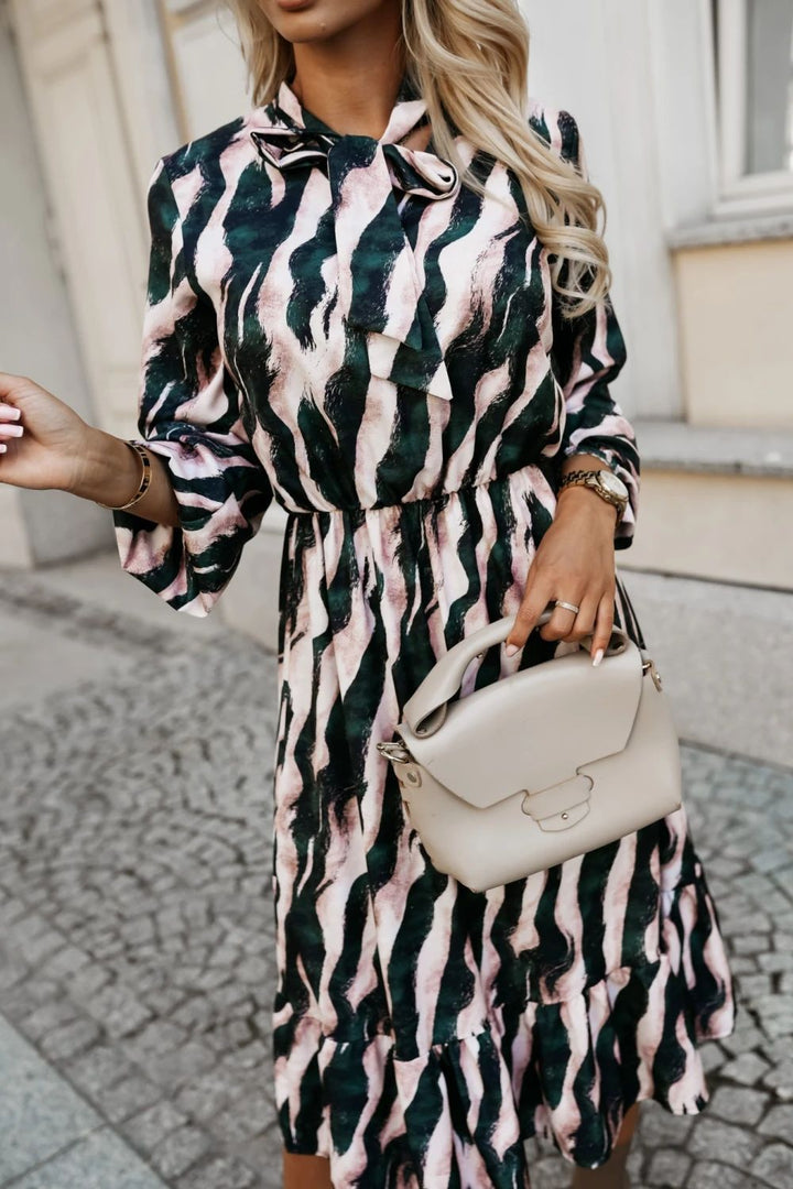 Dame Maxikjole med afslappet vindsdesign og fashionabelt mønster Stilla