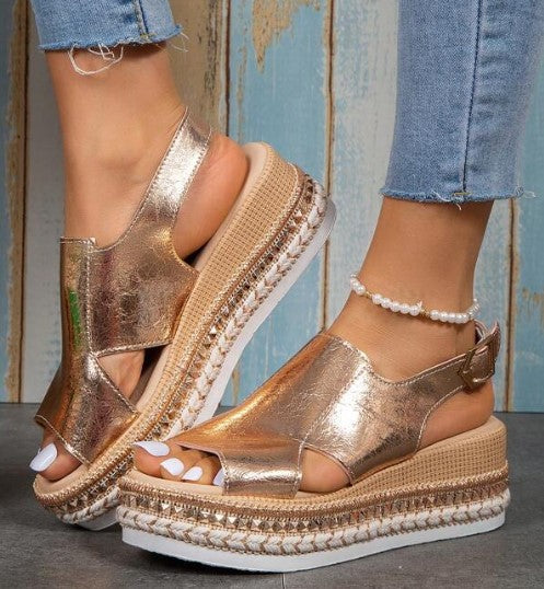 Dame Wedge-sandaler med modig metallisk overflade og behagelig plateau Stilla