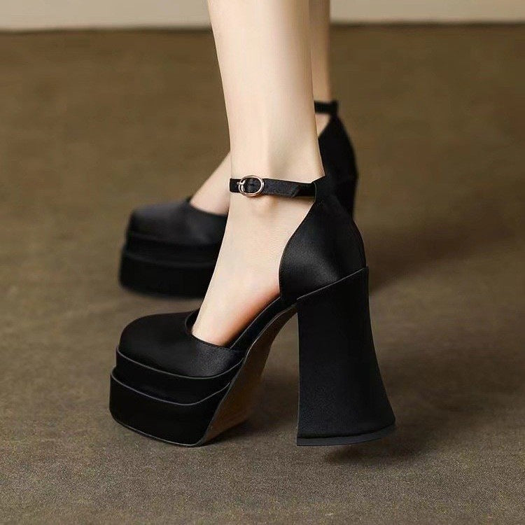 Dame Plateau-High Heels med elegant ankelrem og raffineret design Stilla