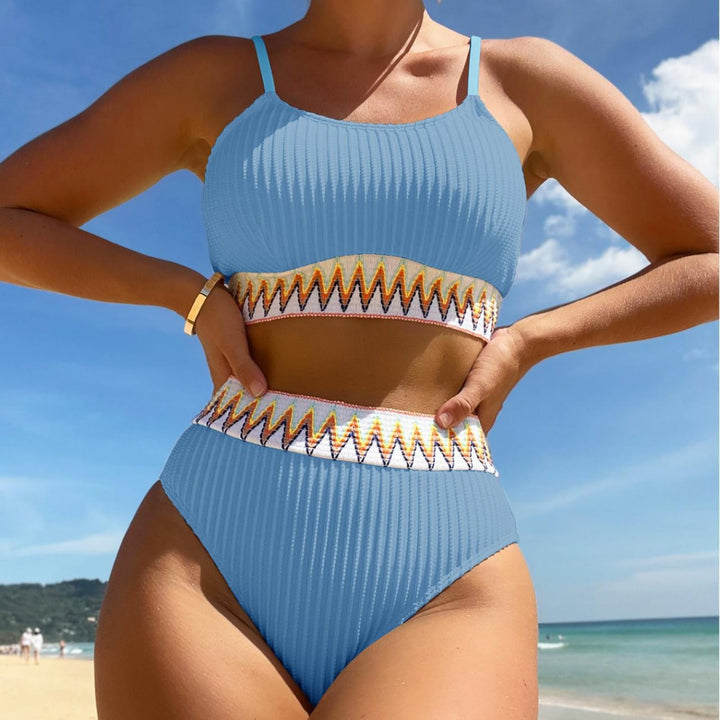 Dame højtaljet bikini med fashionable ribdetaljer og farverig accent Stilla