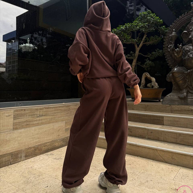 Kvinders loungewear sæt lavet af blødt fleece med hætte og løs pasform