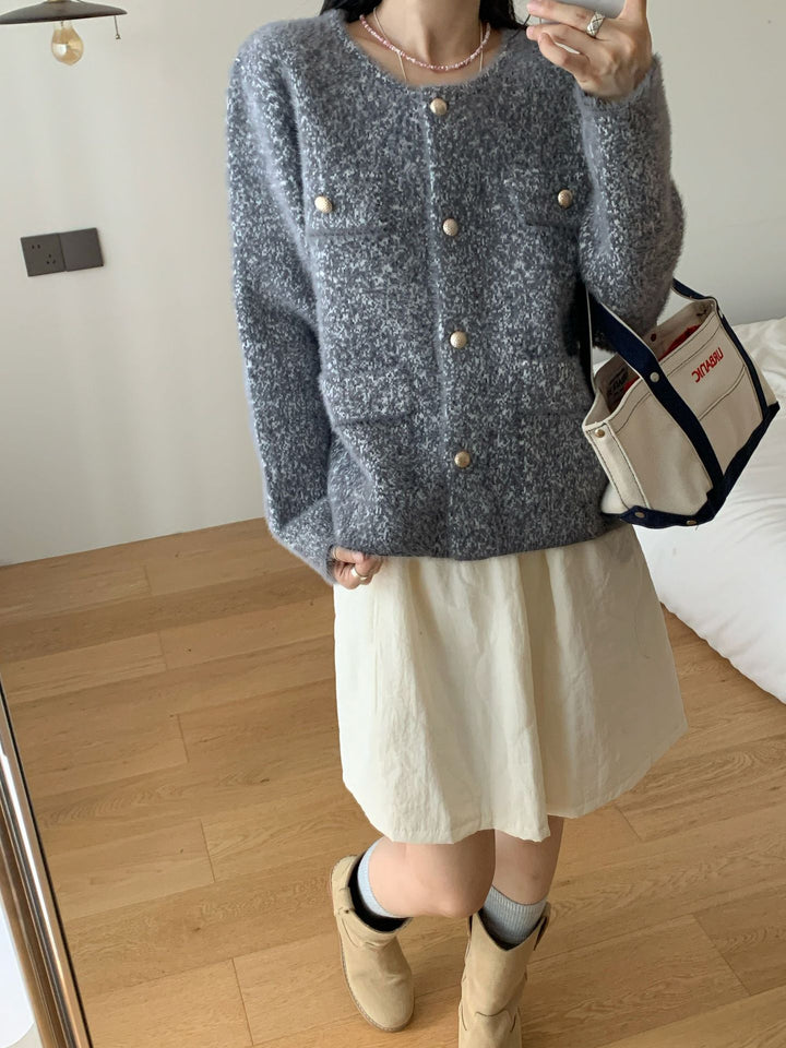 Kvinders hyggelige cardigan med knapdetalje og lomme på Stilla