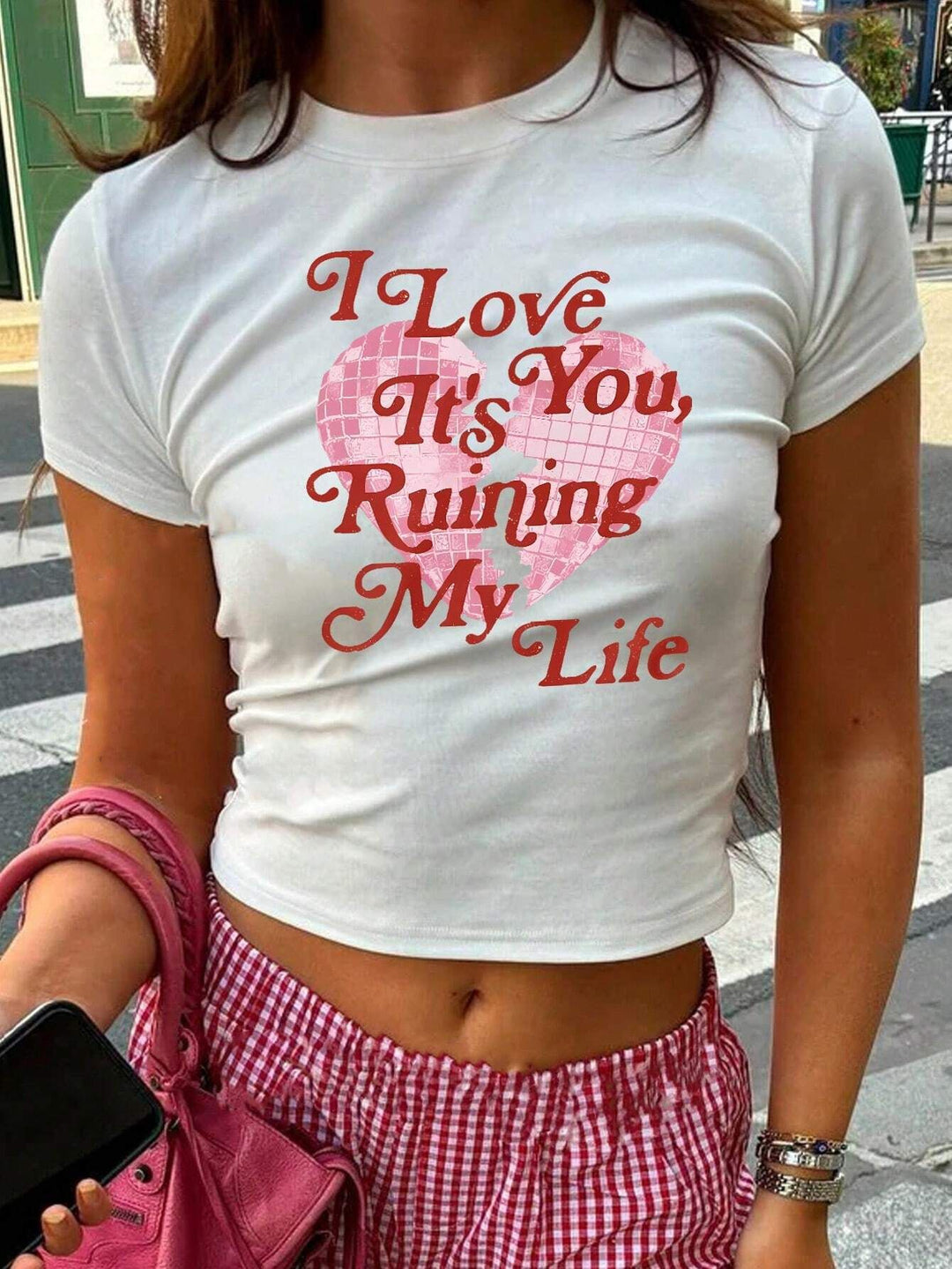 Dame Crop-Top med kreativ grafisk design og moderne skrift Skovae