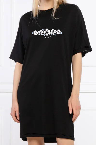 Dame T-shirt kjole med kunstnerisk blomsterdesign og tætsiddende snit Skovae
