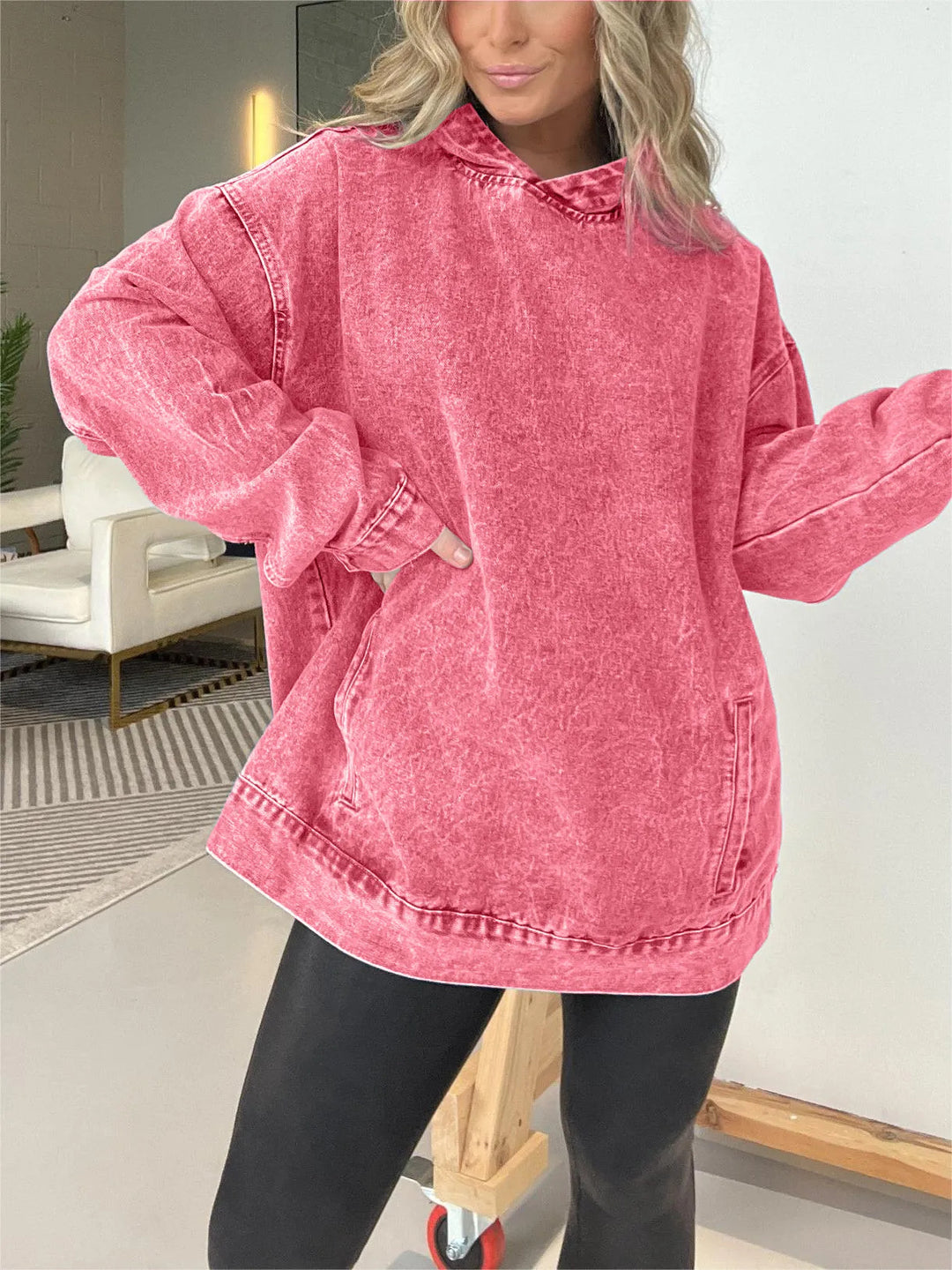Dame Oversized Hoodie i denim med praktisk kængurulomme Stilla