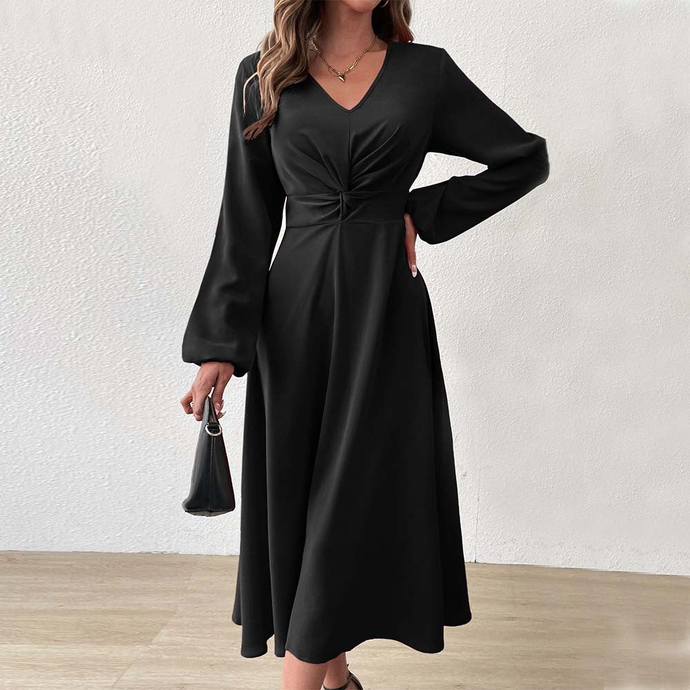 Kvindernes elegante midikjole med figurvenlig drapering og dyb V-hals Stilla