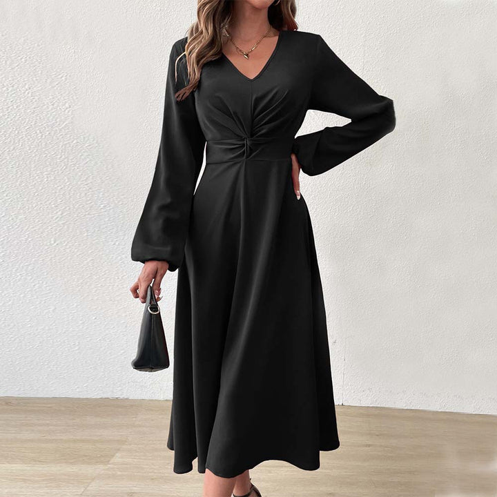 Damer elegant midi kjole med figurskabende drapering og dyb V-hals Stilla