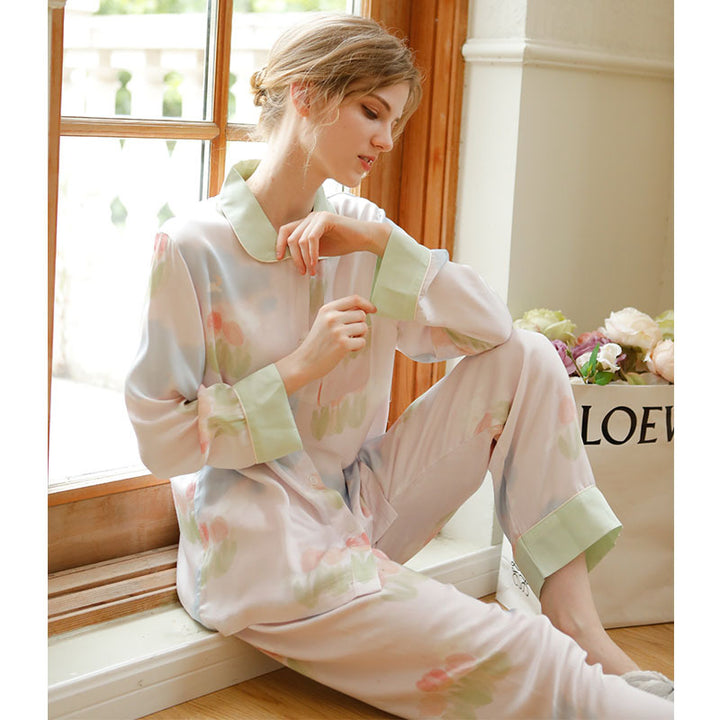 Dame Silke Pyjamas med delikat blomstertryck og elegante detaljer Stilla