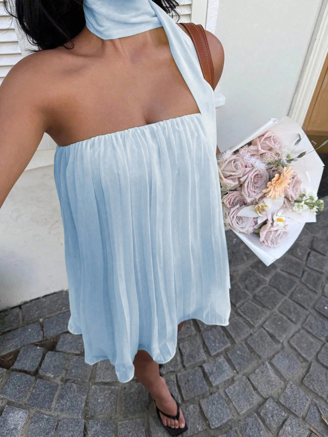 Dame kort sommerkjole med elegant bånd og flydende design Skovae