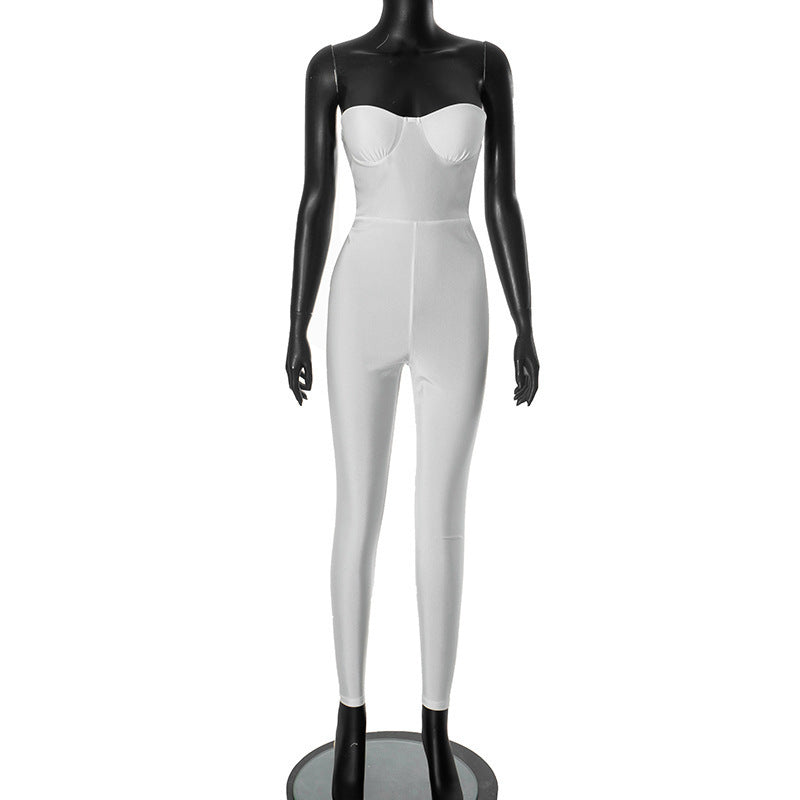 Dame figurtilpasset jumpsuit med stroppeløst design og elegant snit Skovae