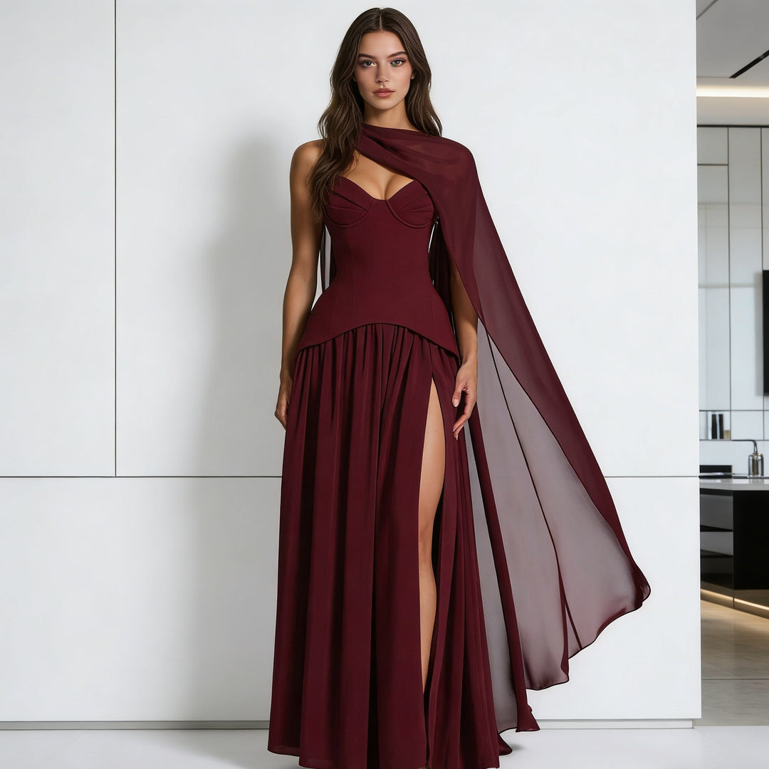 Dame glamourøst aftenkjole med off-shoulder design og eksklusiv drapering Skovae