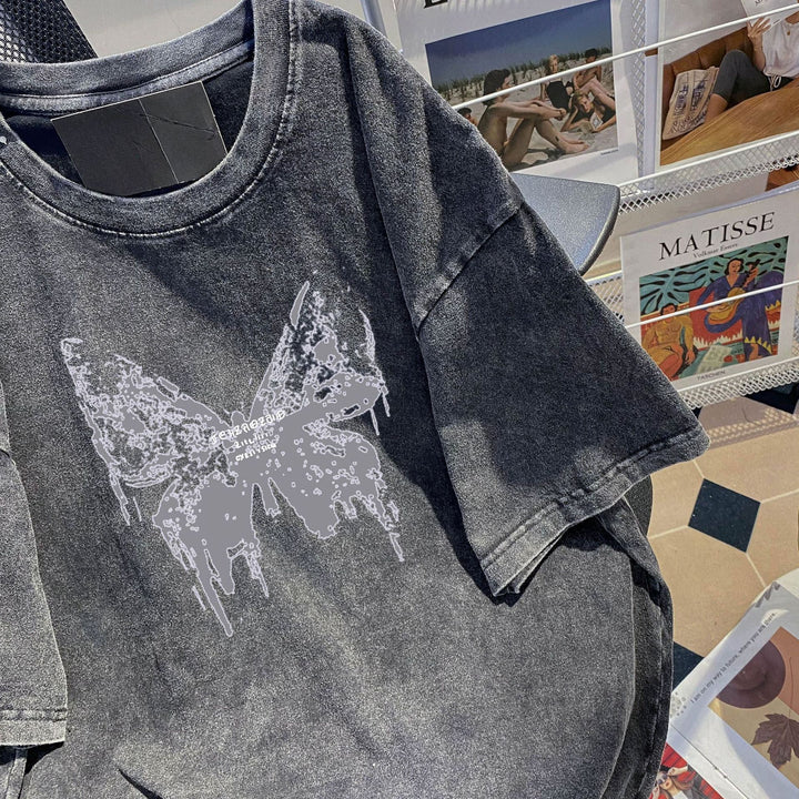 Dame Oversized T-shirt med kunstnerisk sommerfugledesign Stilla