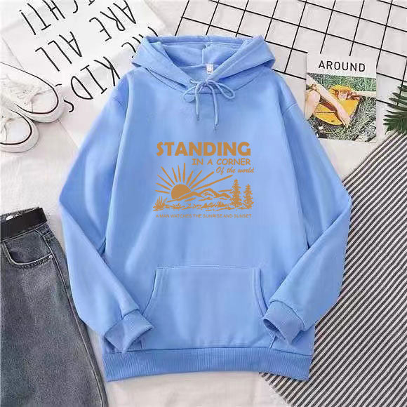 Kvinders hoodie med inspirerende landskabsdesign Skovae
