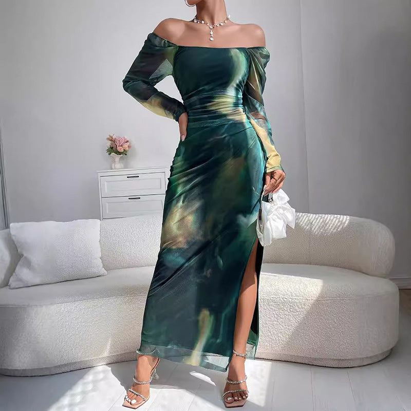 Dame Off-Shoulder Maxikjole med elegant slids og glitrende materiale Stilla