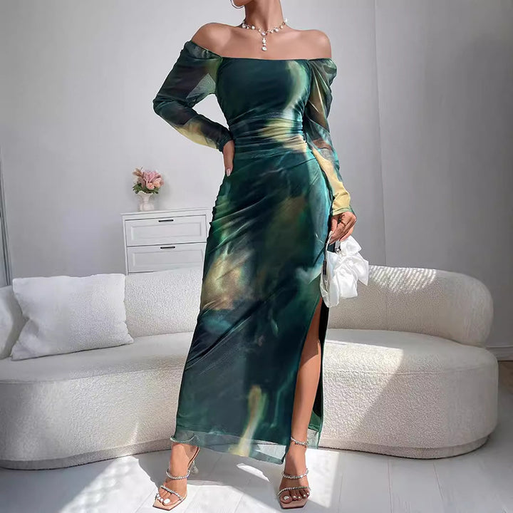 Dame Off-Shoulder Maxikjole med elegant slids og glitrende materiale Stilla