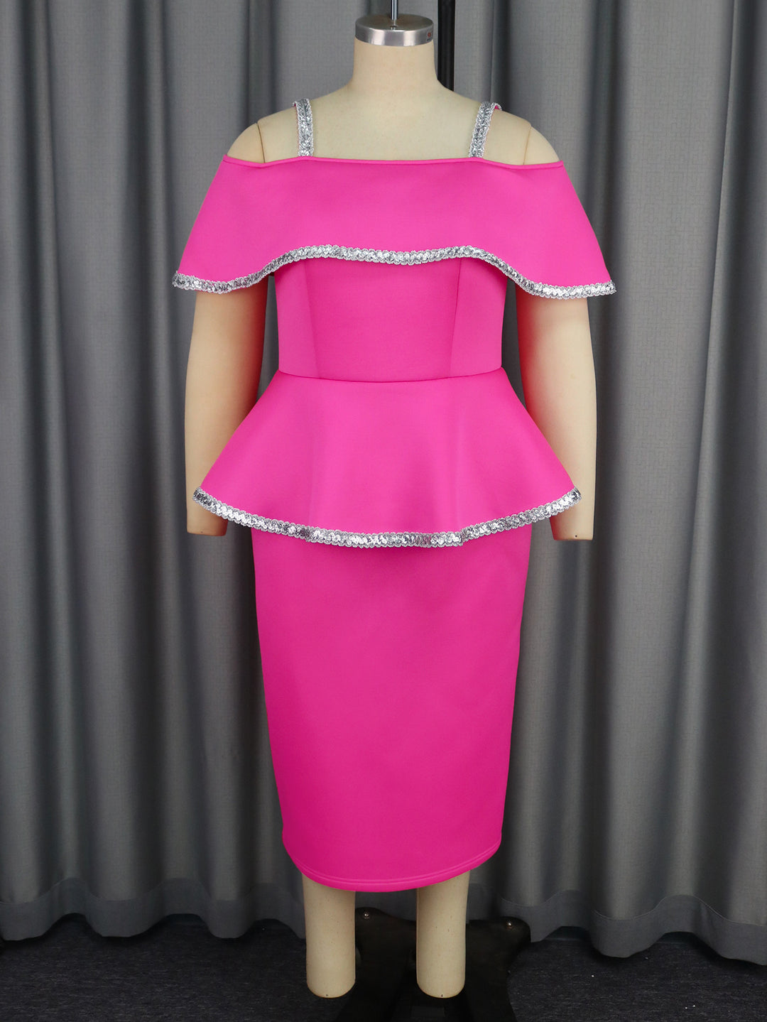 Dame elegant Peplum-kjole med off-shoulder design og glimmerdetaljer Skovae