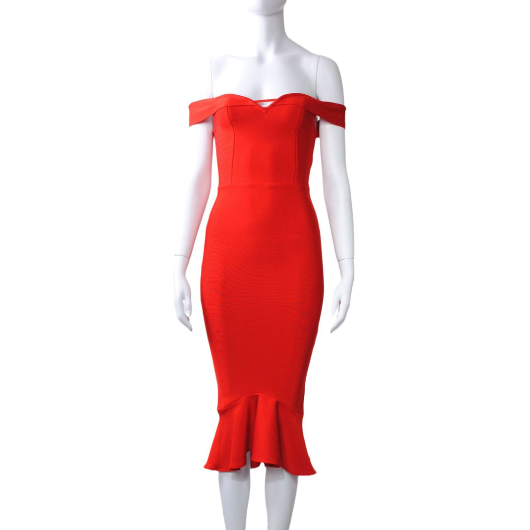 Dame figursyet kjole med off-shoulder design og flæse-kant Stilla