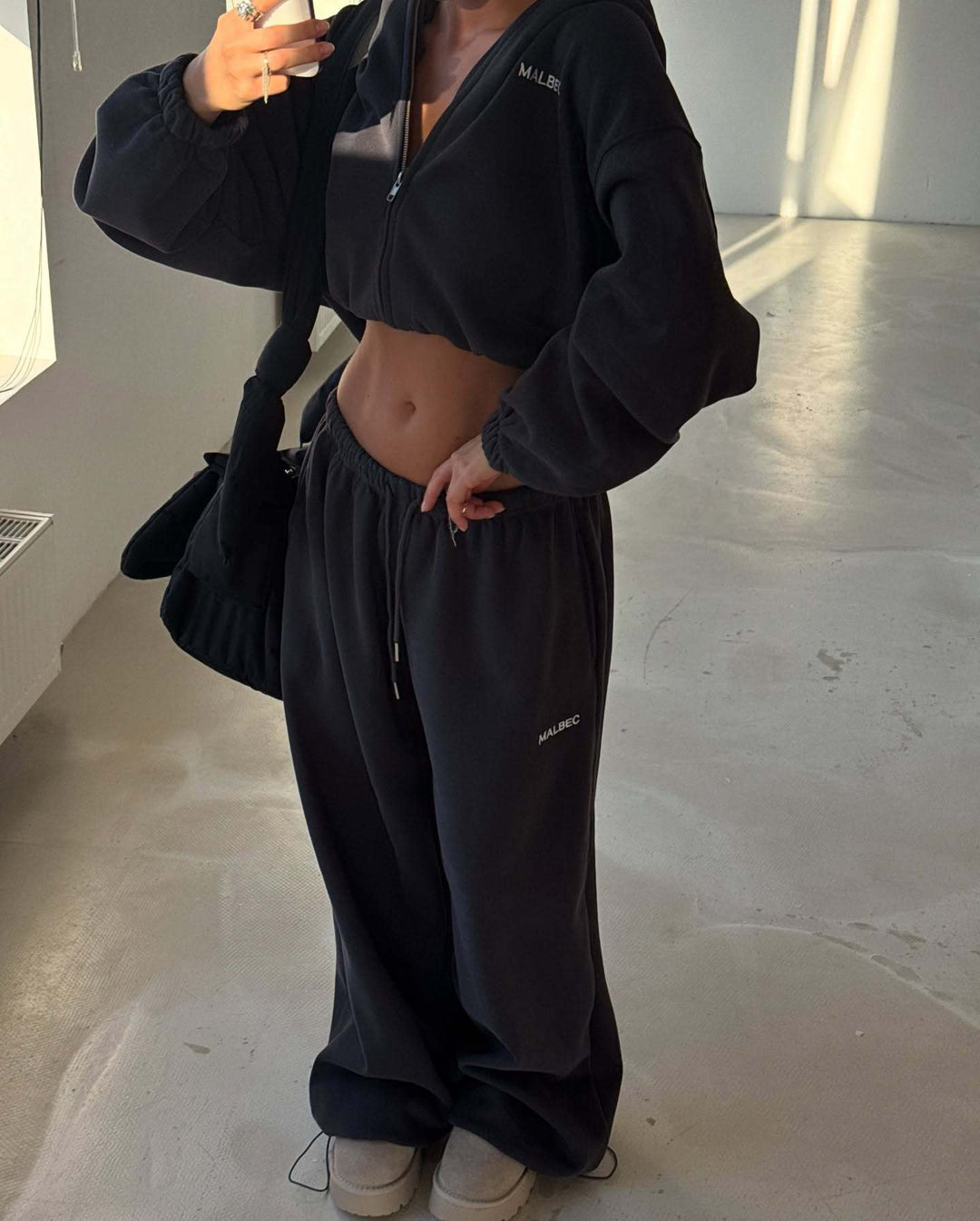 Kvinders sporty fritidstøj med cropped hoodie og brede joggers Stilla