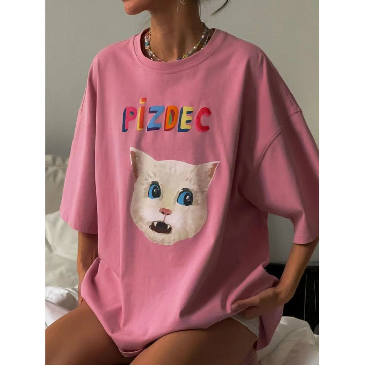 Dame T-shirt med kunstnerisk kattemotiv og livlig skrift Stilla